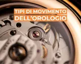 Dettaglio delle parti di un movimento di orologio meccanico, con ingranaggi e rubini visibili.