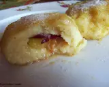 Pyszne ciasto na knedle z owocowym nadzieniem, posypane cukrem.