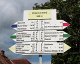 Polanica-Zdrój: drogowskazy turystyczne wskazują liczne polanickie atrakcje i szlaki.