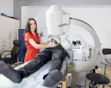 Lekarka przygotowuje pacjenta do zabiegu laserowego usuwania kamieni nerkowych.
