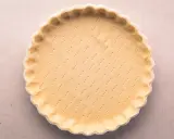 Pâte brisée salée prête à être garnie. Les petits trous préparent la base pour une cuisson parfaite.