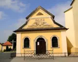 Żółta kaplica czaszek w Czermnej z aniołami i napisem "Kaplica Czaszek".