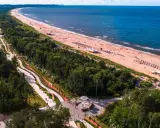 Idealne miejsce, gdzie pociągiem nad morze dotrzesz do pięknej plaży i lasu. Spacer ścieżkami wśród zieleni, a potem relaks nad Bałtykiem.