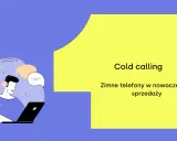 Ilustracja przedstawia pracownika call center z zestawem słuchawkowym i laptopem, symbolizującego cold calling.