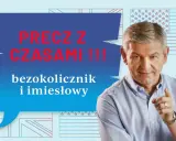 Mężczyzna wskazuje palcem, mówiąc o bezokolicznikach i imiesłowach. Tło to stylizowane flagi USA i Wielkiej Brytanii.