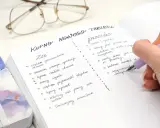 Estetyczne notatki: lista "za" i "przeciw" przy zakupie nowego tabletu. Długopis pisze na kartce w kropki.