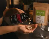 Frau nimmt Ashwagandha Kapseln ein. Die richtige Ashwagandha Dosierung für Stressabbau.