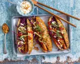 Drei leckere Hotdogs mit Rotkohl, Kresse und Röstzwiebeln – perfekt für vegetarisches Grillen!