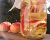 Słoik z jabłkowymi obierkami i wodą, gotowy do fermentacji. Tak powstaje domowy ocet jabłkowy z obierek.