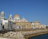 Blick auf die Kathedrale von Cádiz mit ihren Kuppeln und Türmen. Ein toller Ort für einen Ausflug mit Kindern.