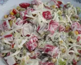 Pyszna sałatka z paluszkami surimi, groszkiem, kukurydzą i porem, polana kremowym sosem.