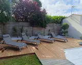 Aménagement terrasse en bois avec chaises longues invitant à la détente. Un espace extérieur parfait pour profiter du soleil.