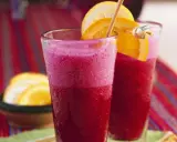 Erfrischender smoothie mit rote Bete, garniert mit Orangenscheiben.