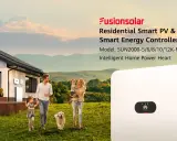 En familj njuter av sin trädgård med en Huawei växelriktare 10kw som ger smart energi till hemmet.
