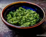Domowe pesto z bazylii i czosnku, z dodatkiem orzechów, w ceramicznej misce. Idealne do makaronu. Jakie orzechy do pesto?