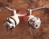 Dwa zawory hydrantu pożarowego, jeden z nich z widocznym czerwonym bolcem. Różne rodzaje hydrantów mogą mieć odmienne konstrukcje.