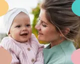 Madre sonriente abraza a su bebé de 10 meses, con sus ventanas de sueño llenas de alegría.