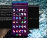 Jak nagrać ekran Android? Widok ekranu telefonu z aplikacjami i okno konsoli z informacjami o nagrywaniu.