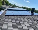 Solpaneler på ett tak, en investering i framtiden med Nordpolen Energi AB.