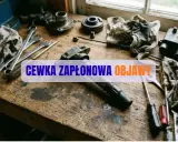 Warsztat samochodowy z narzędziami i tekstem "CEWKA ZAPŁONOWA OBJAWY".