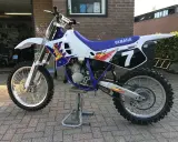 Yamaha cross 125 z numerem 7 na tabliczce. Zastanawiasz się, ile pojedzie cross 125? Ten model wygląda na gotowy do akcji!