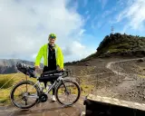 Glücklicher Radfahrer mit seinem Rennrad auf Madeira, bereit für eine Bergfahrt.