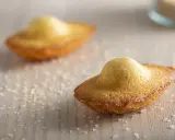 Deux madeleines dorées, parsemées de sucre, prêtes à être dégustées. Une invitation à la recette madeleine parfaite.