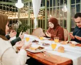 Familie betet vor dem Iftar. Sie fragen sich, was sagt man wenn man fasten will, bevor sie essen.