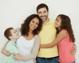 Familia feliz y sonriente. Los padres aprenden en cursos para padres.