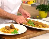 Carrilleras de cerdo en olla express, al estilo Arguiñano, servidas con patatas fritas y perejil.