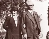 Gustaf Dalén och hans fru promenerar. Hans uppfinningar revolutionerade fyrbelysning.
