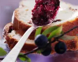 Süße Schlehen-Marmelade auf Toast, ein Genuss für alle Schlehen Rezepte.