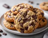 En hög med saftiga chocolate chip cookies, perfekta för ett enkelt recept.