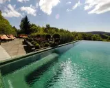 Infinity-Pool mit Liegen und Blick ins Grüne – hier ist die beste Therme im Sauerland.