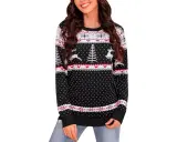 Mujer sonriente con jersey navideño casero negro con renos y árboles.