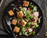 Feldsalat mit Radieschen, Walnüssen, Granatapfelkernen und knusprig panierten Käseecken.