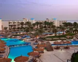 Luksusowy long beach resort Hurghada z basenami, palmami i widokiem na morze.