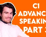 Młody mężczyzna uśmiecha się, przygotowując do części 3 egzaminu C1 Advanced Speaking.