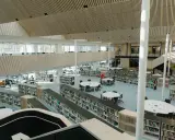 Storslagen biblioteksmiljö med bokhyllor, läsplatser och en modern arkitektur. Här kan man hitta aaltos recensioner bland tusentals böcker.