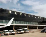 Terminal Barcelona El Prat. Samoloty, busy vans and cars waiting for passengers.