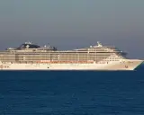 MSC Fantasia naviga in acque azzurre sotto un cielo sereno.