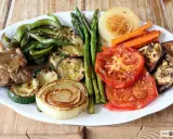 Plato de verduras al horno: pimientos verdes, calabacín, espárragos, zanahorias, cebolla, tomate y berenjena asados.