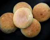 Fem gyllene frallor med havregryn ligger på en mörk bakgrund, redo att avnjutas.