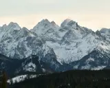 Śnieżne szczyty Tatr, prawdziwa korona gór polskich, lśnią w zimowym słońcu.