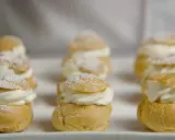 Petits choux garnis de crème fouettée, saupoudrés de sucre glace. La recette parfaite pour un dessert digne du Meilleur Pâtissier.
