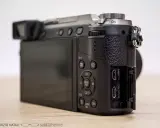 Dettaglio posteriore di una Lumix GX80 usata, con schermo LCD, pulsanti di controllo e porte USB/HDMI.