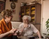 Jak rozmawiać z seniorami? Angażujące tematy i rady eksperta