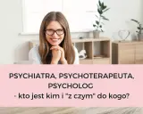 Uśmiechnięta kobieta w okularach wyjaśnia różnice między psychiatrą, psychoterapeutą i psychologiem. Terapia psychologiczna a psychoterapia - kto jest kim?