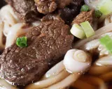 Aksamitne kawałki wołowiny w aromatycznym bulionie, z grubym makaronem i zieloną cebulką. Pyszne pho bo.