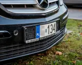 Czarna atrapa chłodnicy z widocznym numerem rejestracyjnym 134. Pod nim napis "SEBS CAR SERVICE RUMIA".